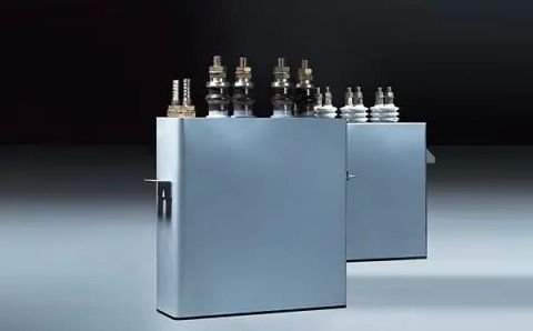 電容器在直流電路中起什么作用？