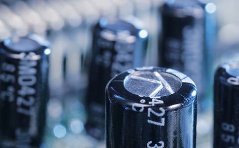 哪些材料會影響超級電容器的性能？