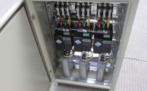如何快速識別電容器組中有故障的低壓電容器？